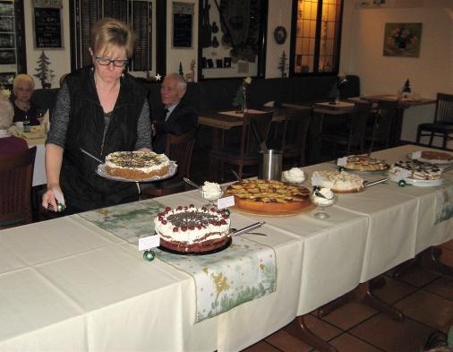 Chefin Sabine Wille bereitet das Torten- Kuchenbuffet vor