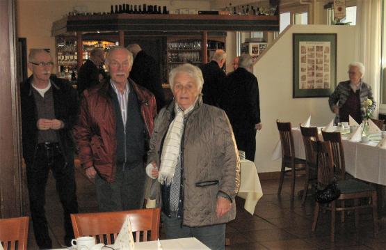 langsam füllt sich das Lokal