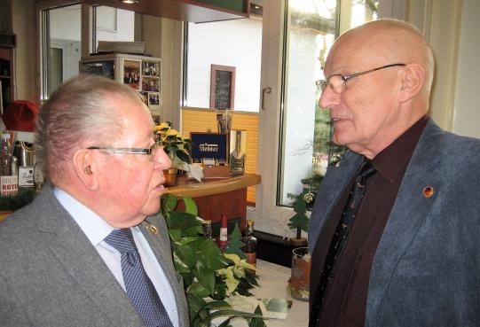 Uwe und Sven sind vertieft im Gespräck