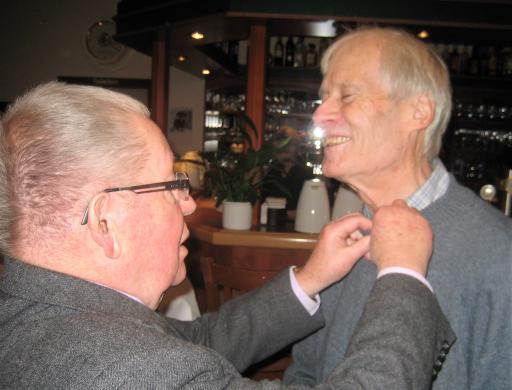 Sven sticht zu. Hier für 50 Jahre bei OTL a. D. Jörg Bortfeld