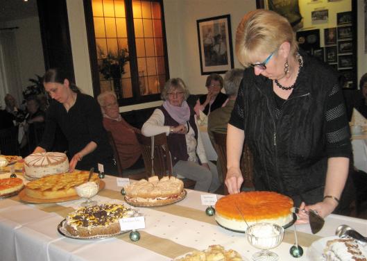 Chefin Sabine Wille und Mitarbeiterin richten das Kuchen/Tortenbuffet