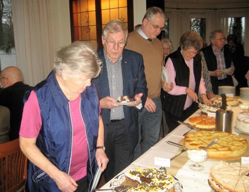 Nachdem OTL a.D. Hans Hagedorn und OSF a. D. Rolf Schoring das Buffet eröffnet haben,