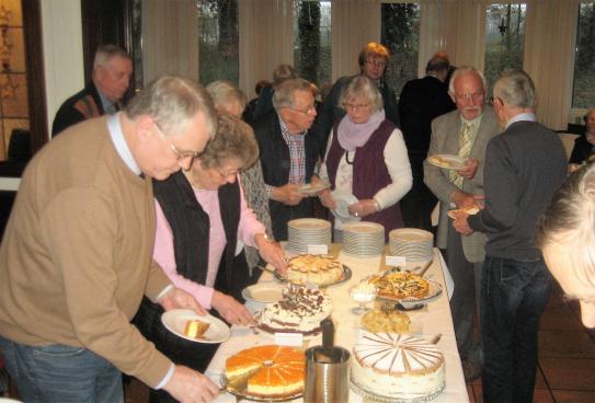 stürzen auch die anderen hungrigen Teilnehmer an die Front.