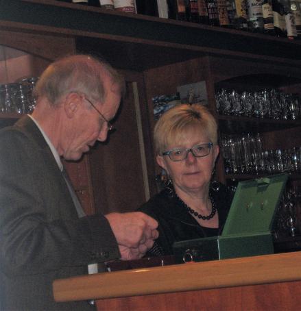 Muss sein, Geld eingenommen, Geld wieder abgedrückt.Jürgen bezahlt die Fete!!!!