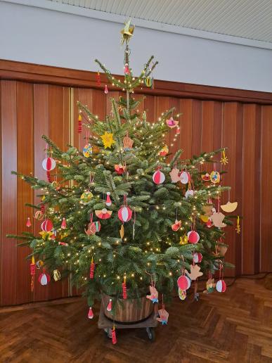 ein Weihnachtsbaum ist natürlich auch da!