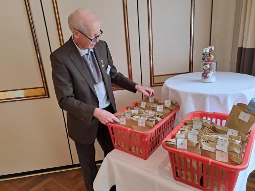 Jürgen Meyer bringt Preise für die spätere Verlosunf mit