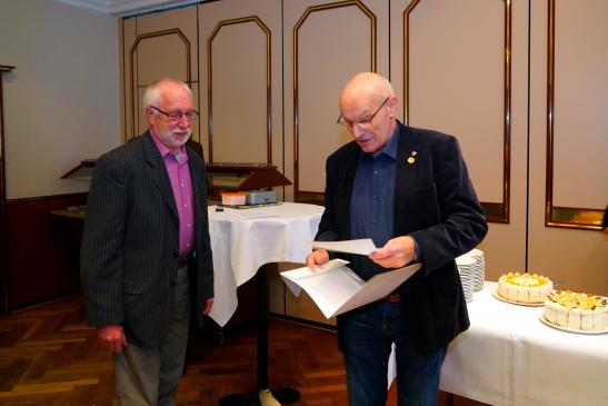 StFw a. D. Werner Mattick wird für 50 Jahre Mitgliedschaft geehrt