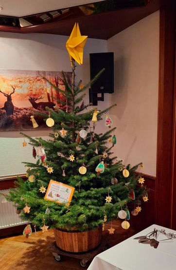 Weihnachtsbaum von Kindern gestaltet