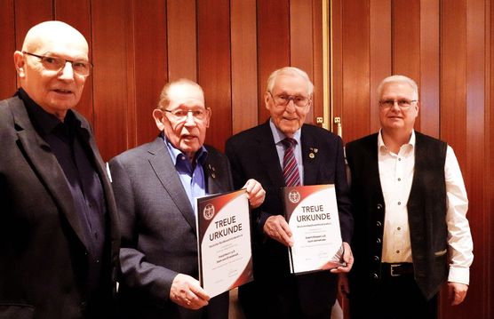 Gruppenfoto der Gehrten mit Vorsitzen SF a. D., OSF d. R.  Uwe Stark und sein Stellvertreter OSF a. D. Uwe Mietz