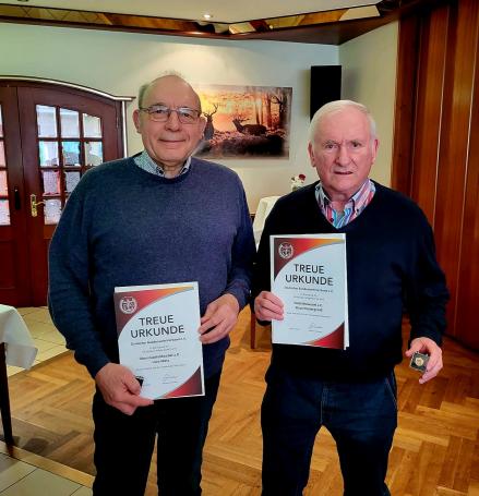 Geehrt wurden für 50 Jahre Mitgliedschaft OSF a. D. Uwe Matz, für 40 Jahre SF a. D. Klaus Niedergesäß