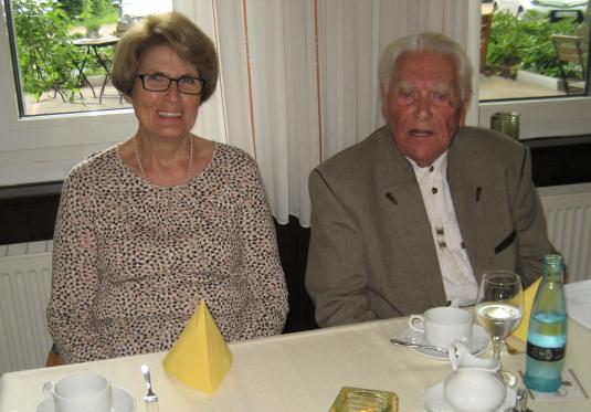 Annette von Ehrenkrook mit unserem ältesten Teilnehmer, Fritz Schacht.