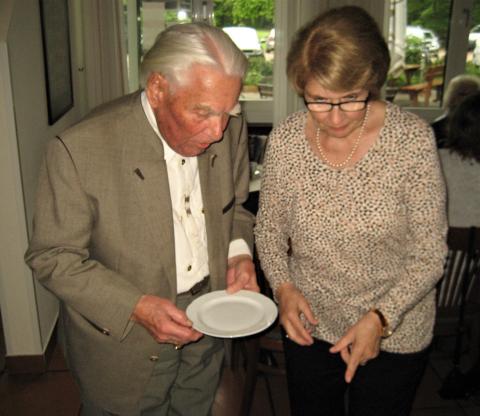 Unser Senior "Fritz Schacht" eröffnet unter fachlicher Beratung das Torten Buffet
