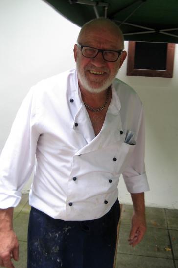 Uwe Wille bereitet schon mal die Grillstation vor