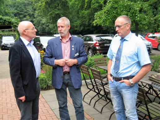 nun ist auch der Landesvorsitzende OSF a. D. Uwe Schnekel eingetroffen