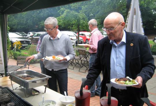 Goldnadel tragen macht hungrig
