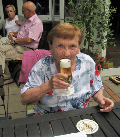 Mutter Fitschen schmeckt es schon. Prost!!!