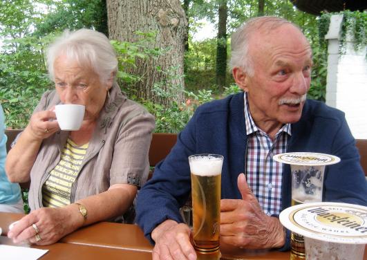 Elfi und Jochen lassen es sich schmecken.....