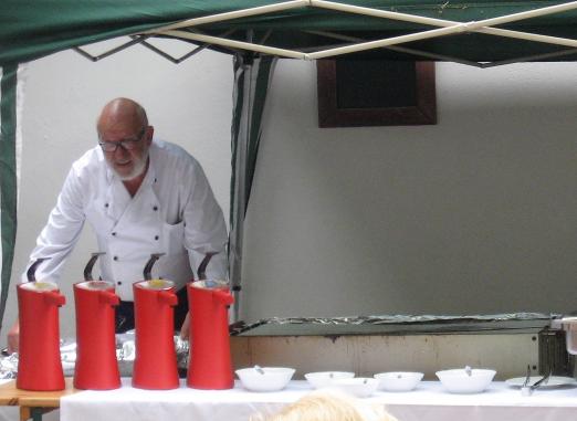 Uwe Wille bereitet den Grill vor.