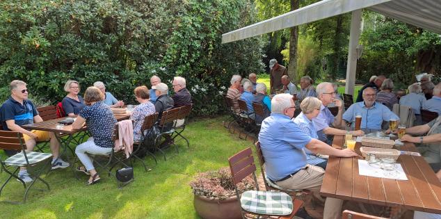 Blick auf unsere Gäste im Garten des "Waldhof"