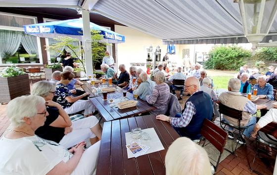 Vorsitzender begrüßt alle 44 Teilnehmer,..