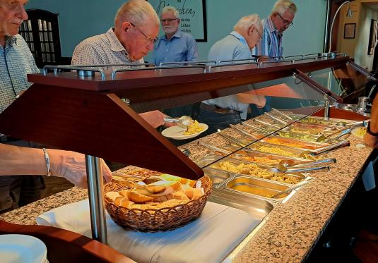 eintolles Salatbuffet war drinnen aufgebaut