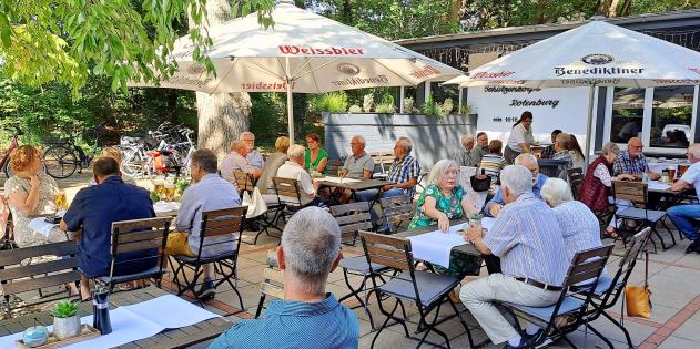 Blick in den Biergarten vom "Restaurant am Ahewald" bei traumhaften Wetter