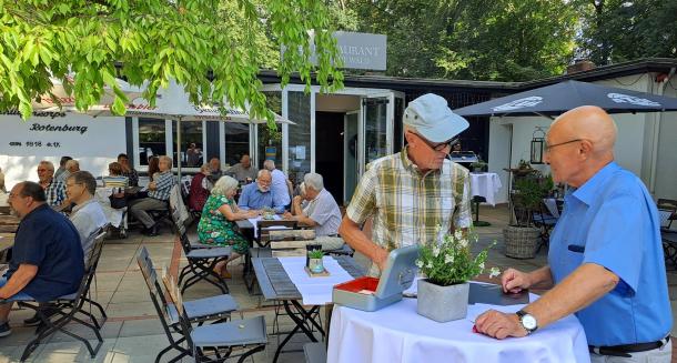 Vorsitzender und Kassenwart prüfen die Einzahlungen