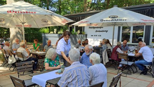 Manuela hat als Bedienung alles im Griff