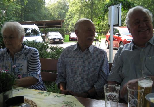 alle lauschen und warten auf den Startschuß zum Essen fassen