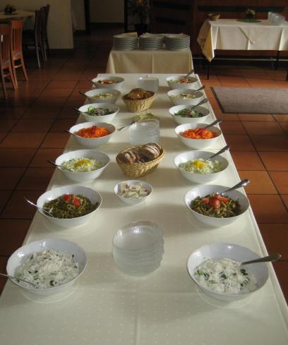 die Salatbar ist natürlich n der Gaststube aufgebaut